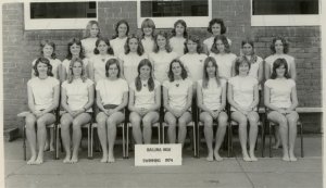 1974-swimmingteamgirls